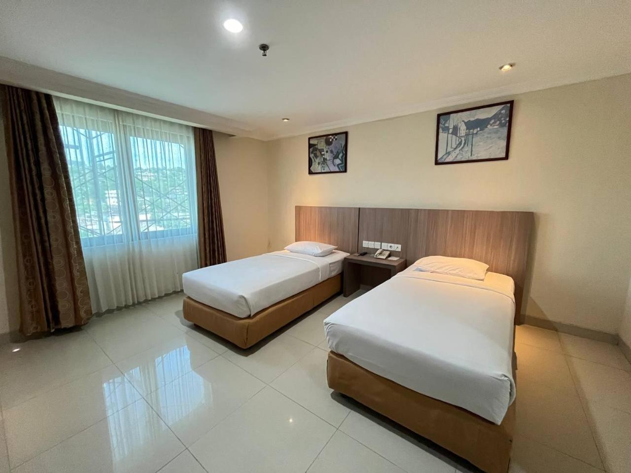 Manise Hotel Ambon Exteriör bild