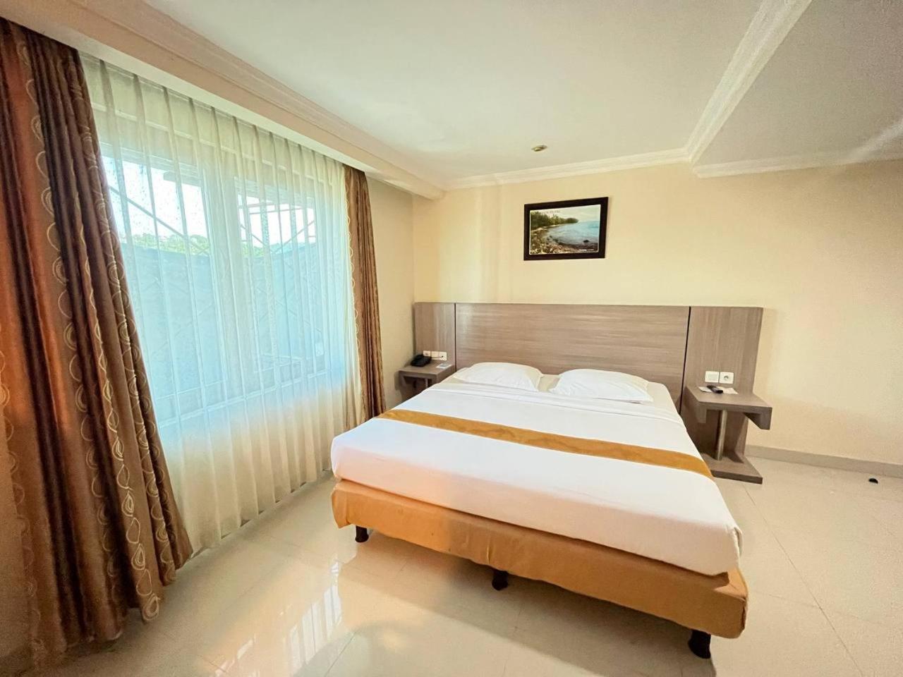 Manise Hotel Ambon Exteriör bild